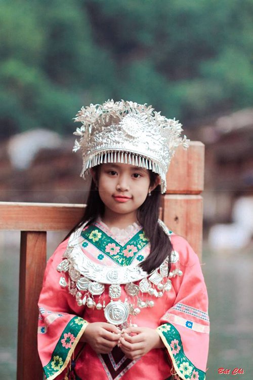 Con gái anh Minh xinh xắn trong bộ quần áo dân tộc Miêu.