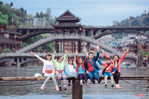 Đoàn du lịch của anh Minh chụp hình lưu niệm tại sông Đà Giang đoạn chảy qua cổ trấn.
