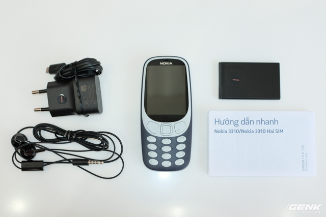  Do là một chiếc máy cơ bản giá rẻ, đi kèm Nokia 3310 chỉ bao gồm sạc microUSB (liền dây) và tai nghe 