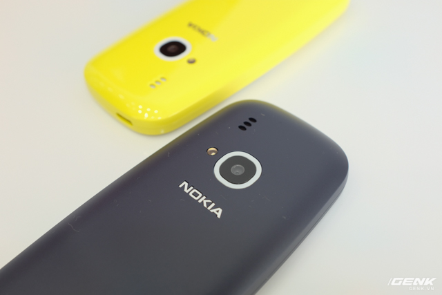  Một điều khác mà Nokia 3310 vượt trội hơn nhiều siêu phẩm: camera không hề lồi lên so với mặt lưng 